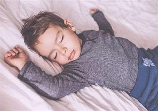孩子睡着了之后放下就醒怎么办 孩子落地醒解决方法