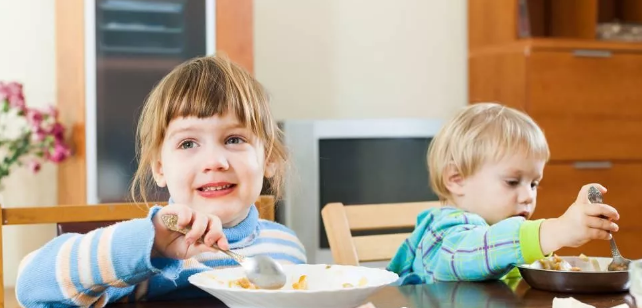 孩子吃饭边吃边玩怎么办2018 怎样改变孩子边玩边吃习惯