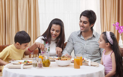 陪孩子吃饭的心情说说 分享和孩子吃饭的感慨句子朋友圈