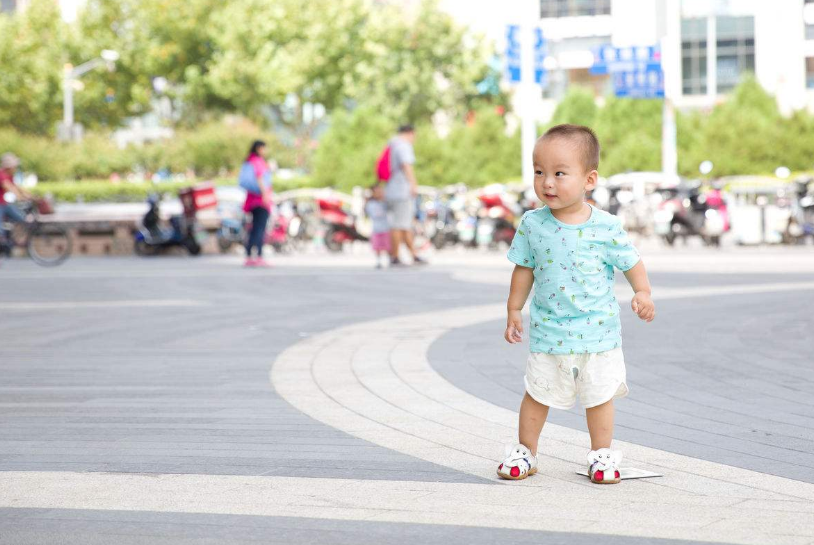 孩子用手推学步车有危害吗 为什么说孩子不适合用手推车学走路