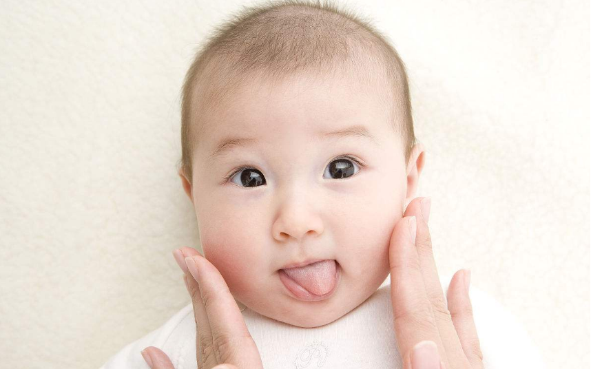 孩子经常吐舌头是生病了吗 孩子喜欢玩舌头是生什么病了2018