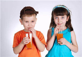 街头果汁制作不干净孩子想喝怎么办 怎么给孩子喝果汁才健康