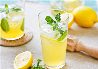 夏季美白喝柠檬水有用吗 四季美白食物有哪些