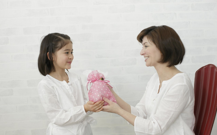 母亲节收到孩子手工礼物的心情说说 母亲节收到孩子亲手做的礼物感言 