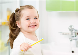 孩子用含氟牙膏会导致氟斑牙吗 3岁以下的孩子有必要用含氟牙膏吗