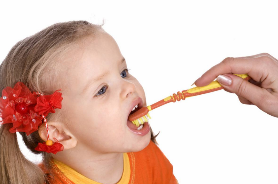 孩子蛀牙如何正确的清理牙齿 怎么如何适合蛀牙宝宝的牙膏