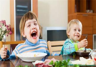 孩子吃饭的时候喜欢捣乱是什么原因 孩子吃饭捣乱怎么教育他2018