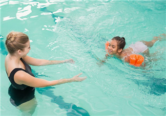 孩子学游泳的心情说说 孩子学游泳句子短语感慨