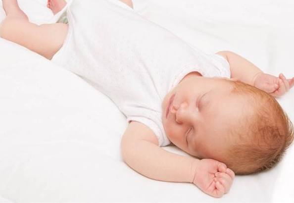 宝宝睡觉总是一惊一哭的怎么办 宝宝睡觉总是惊一下正常吗
