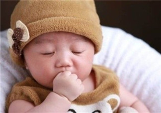 宝宝睡觉总是一惊一哭的怎么办 宝宝睡觉总是惊一下正常吗