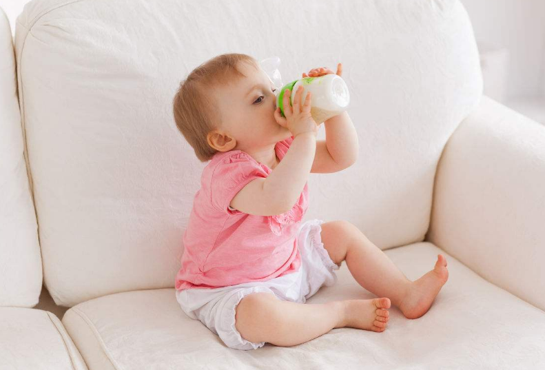 第一天给宝宝喂奶怎么喂 宝宝吃奶怎么吃比较好2018
