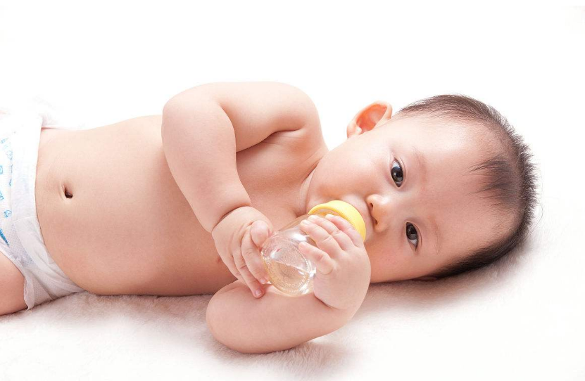 第一天给宝宝喂奶怎么喂 宝宝吃奶怎么吃比较好2018