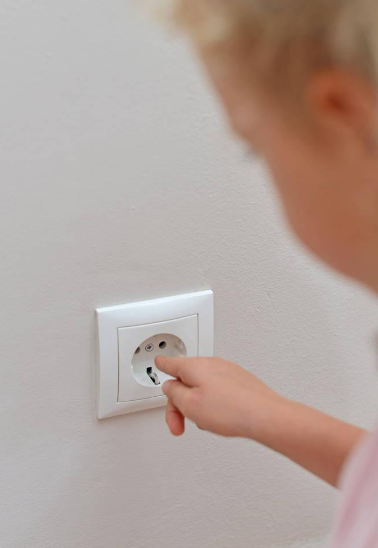 孩子总是喜欢插插座怎么做好 孩子插插座帮助他纠正的方法