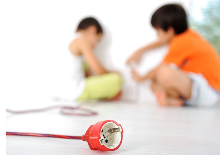 孩子总是喜欢插插座怎么做好 孩子插插座帮助他纠正的方法