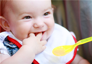 宝宝吃手越早越聪明吗 1岁以内宝宝吃手的好处