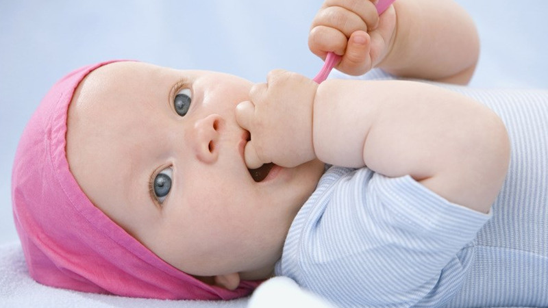 宝宝吃手越早越聪明吗 1岁以内宝宝吃手的好处