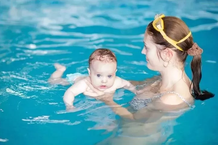 带新生宝宝游泳应该怎么做比较好 带新生宝宝游泳注意事项2018