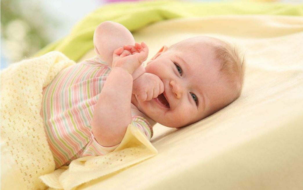 育儿|什么时候婴儿开始微笑 婴儿微笑是因为高兴吗