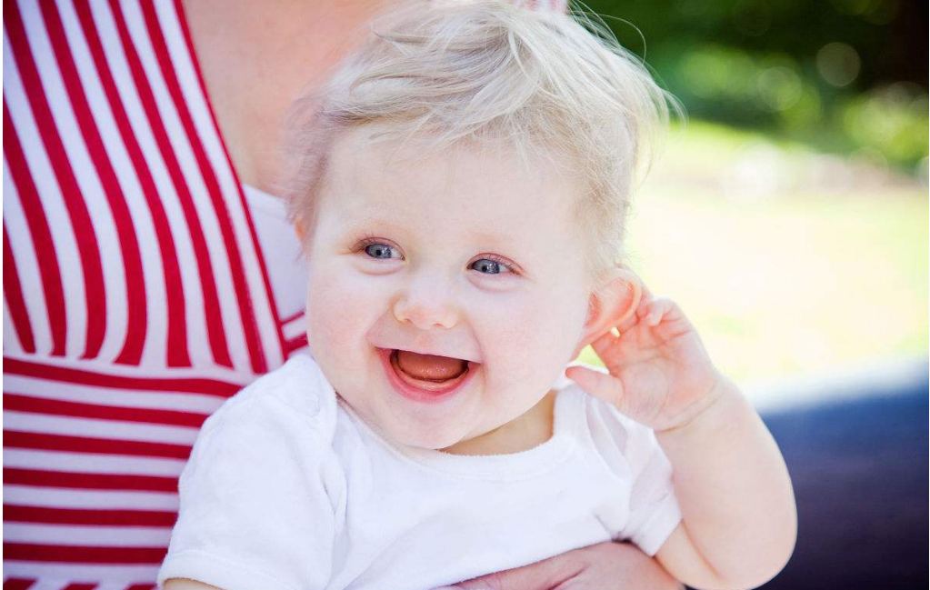 育儿|什么时候婴儿开始微笑 婴儿微笑是因为高兴吗