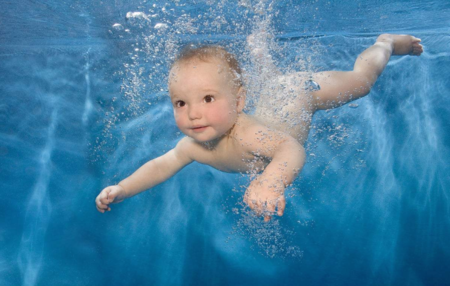 夏季宝宝游泳需要请教练吗 宝宝游泳前需要注意什么