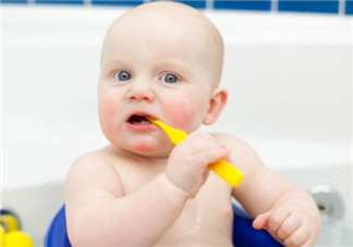 宝宝长牙期间吃什么比较好 宝宝长牙时吃手要阻止吗