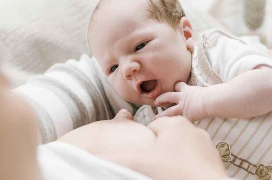 新生儿一般每天吃多少奶量 如何照顾新生儿