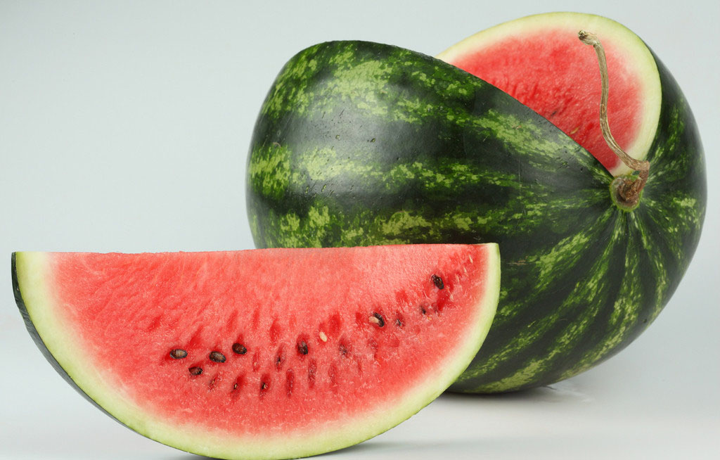 为什么西瓜吃多了大便会红色 西瓜吃多了会导致缺水是真的吗