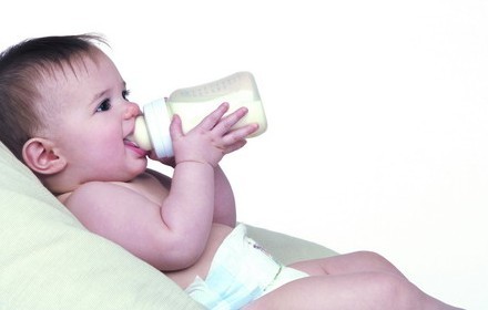 夏天宝宝不好好喝奶粉怎么办 夏天给宝宝换奶粉注意事项
