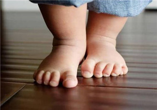 宝宝爱用脚尖走路正常吗 宝宝学步期大多是正常现象