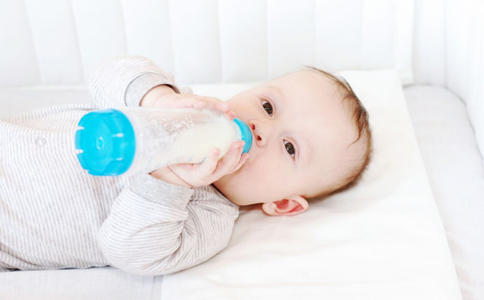孩子什么时候戒掉奶瓶好 长期用奶瓶容易导致龋齿