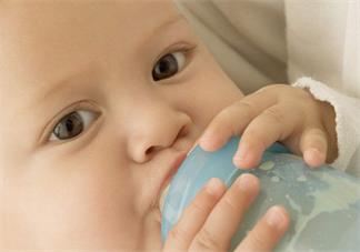 母乳喂养的孩子不需要喝水吗 宝宝什么情况下需要喝水