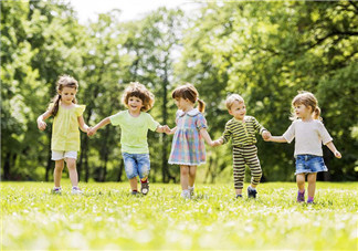 陪孩子散步感到幸福的心情说说 陪孩子散步的句子说说朋友圈