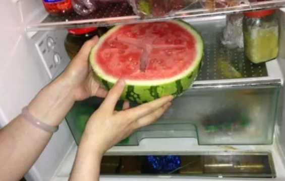 夏天西瓜放冰箱能放几天 切开的西瓜放冰箱能放多久2018