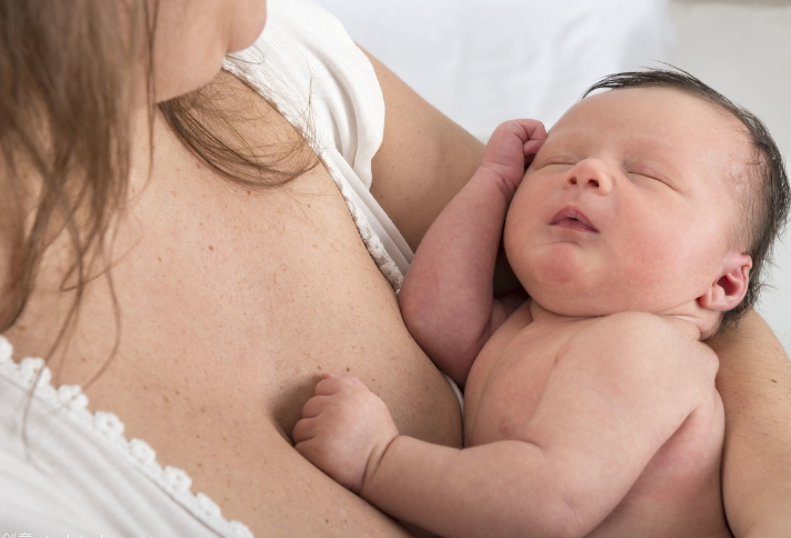 新生儿不吃母乳怎么办 妈妈多与宝宝进行亲密接触