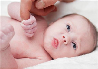 新生儿不吃母乳怎么办 妈妈多与宝宝进行亲密接触