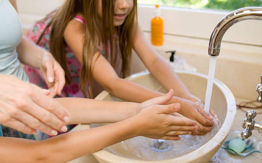 孩子洗手次数多伤手怎么办 怎么正确的给孩子洗手2018