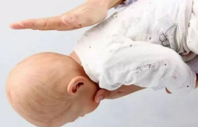 宝宝在喝奶的过程中呛奶怎么办 孩子呛奶怎么急救2018