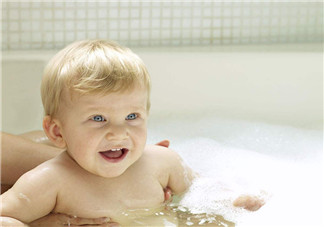 夏季天气热宝宝过敏如何选择沐浴用品 宝宝皮炎出疹子怎么洗澡