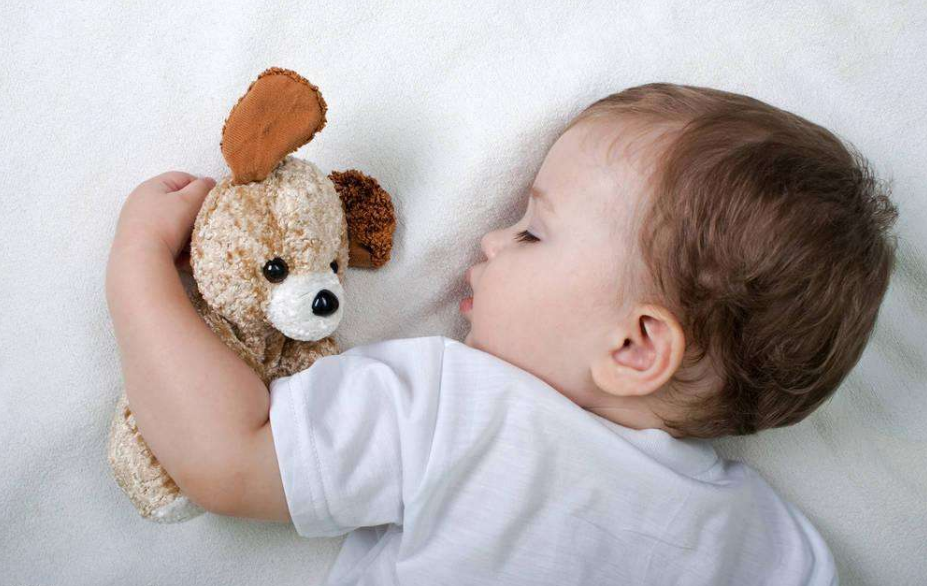 孩子睡觉喜欢摸着耳朵睡觉是什么原因 孩子睡觉摸耳朵是害怕吗