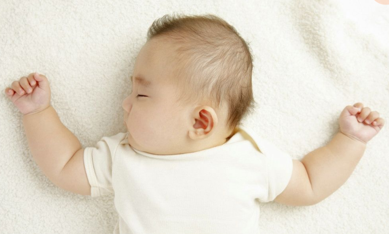 为什么宝宝睡觉投降姿势 是一种对称性的强直性颈部反射