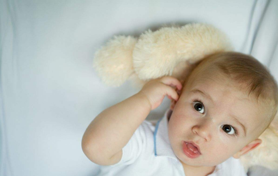 能不能帮宝宝清除耳垢 爸妈是否需要帮幼儿清除耳垢