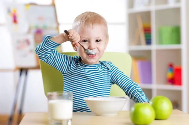 怎么让你孩子快乐的吃饭 孩子健康快乐的饮食习惯培养方法