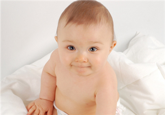 花露水喷到宝宝眼睛怎么办 第一件事就是阻止宝宝揉眼睛