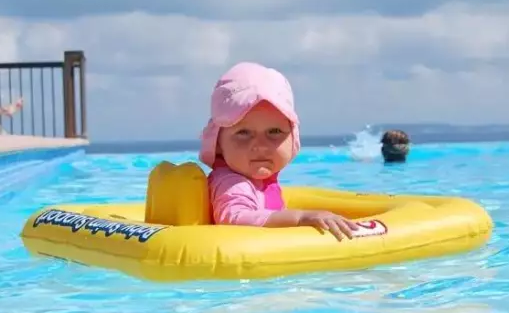 6个月宝宝用游泳圈好吗 夏天婴儿游泳要使用游泳圈吗