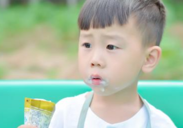 小孩过敏性肠炎和奶粉有关系吗2018 小孩过敏性肠炎只能母乳吗