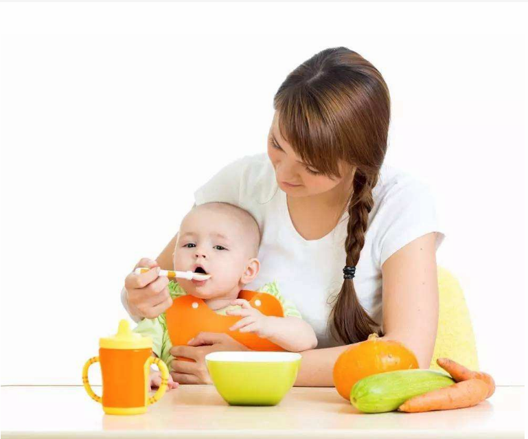 宝宝开始吃辅食如何喂奶 加辅食后怎么安排喂奶时间