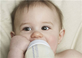 宝宝开始吃辅食如何喂奶 加辅食后怎么安排喂奶时间