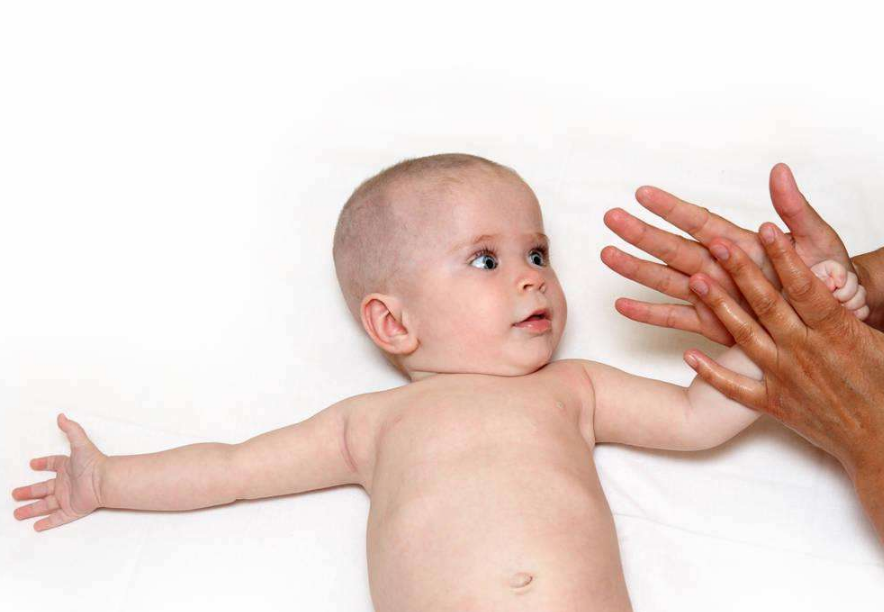 婴儿抚摸与小儿按摩推拿一样吗 婴儿抚触按摩手法教程