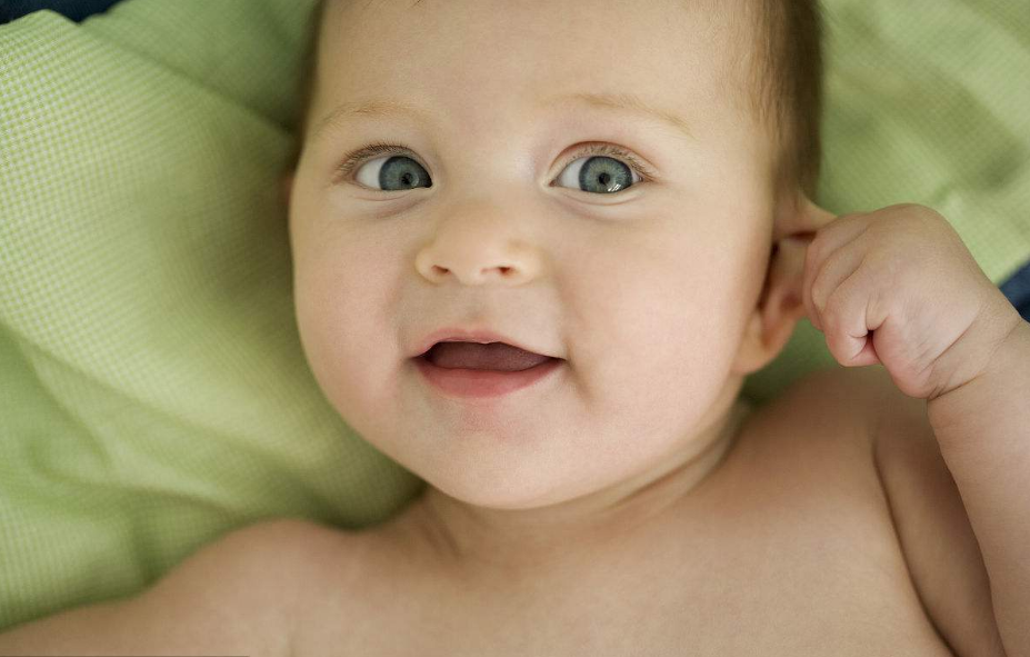 如何护理新生宝宝的耳朵 新生宝宝有耳垢怎么弄掉2018