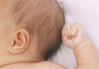 如何护理新生宝宝的耳朵 新生宝宝有耳垢怎么弄掉2018